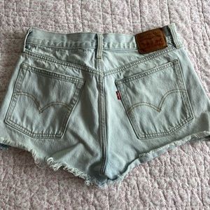 LEVI’S LIGHT WASH Denim SHORTS